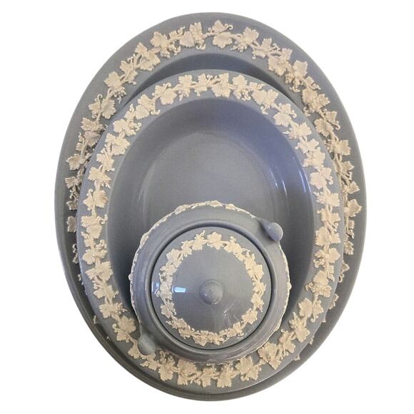 3 Pieces Wedgewood Queensware White on Blue 2 Serving and 1 Lidded Sugar Bowl - Picture 2 of 11